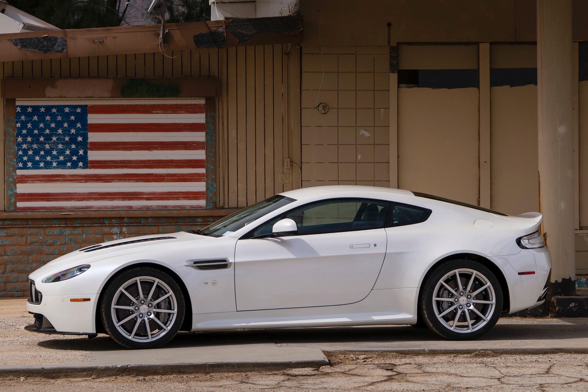 2015 Aston Martin V12 Van interior #7