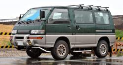 Exploration of lonesome deserts on Mitsubishi Delica 